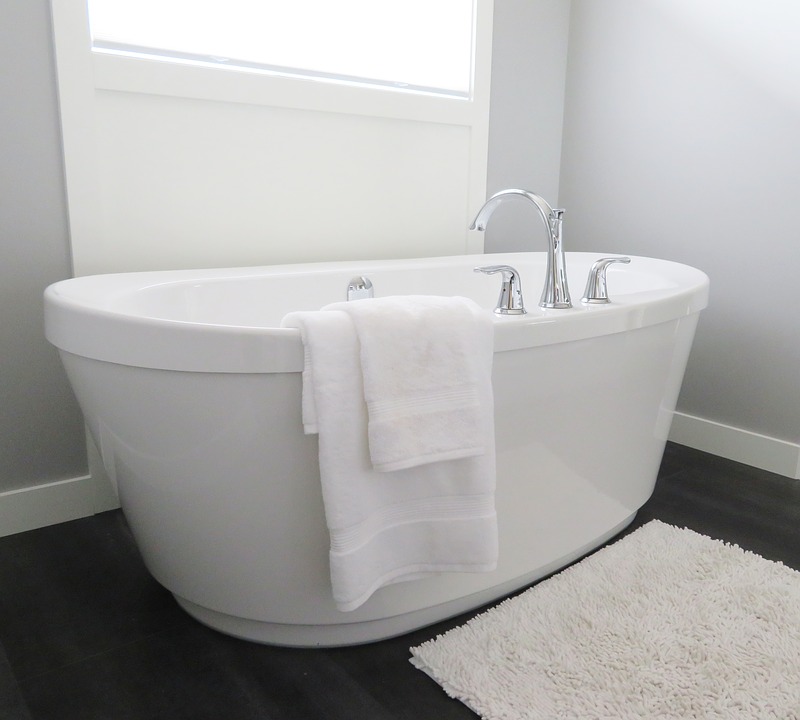 bathtub-tub-bathroom-bath-white-2485957.jpg