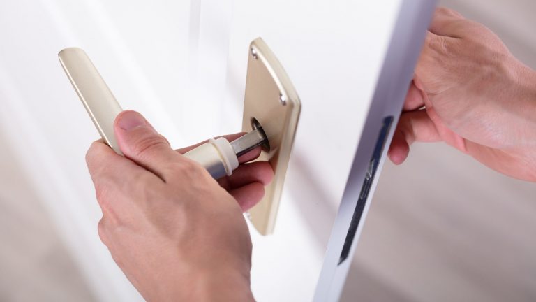 Cómo cambiar la manilla de una puerta
