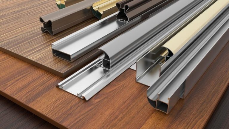 Cómo colocar perfiles de aluminio en melamina